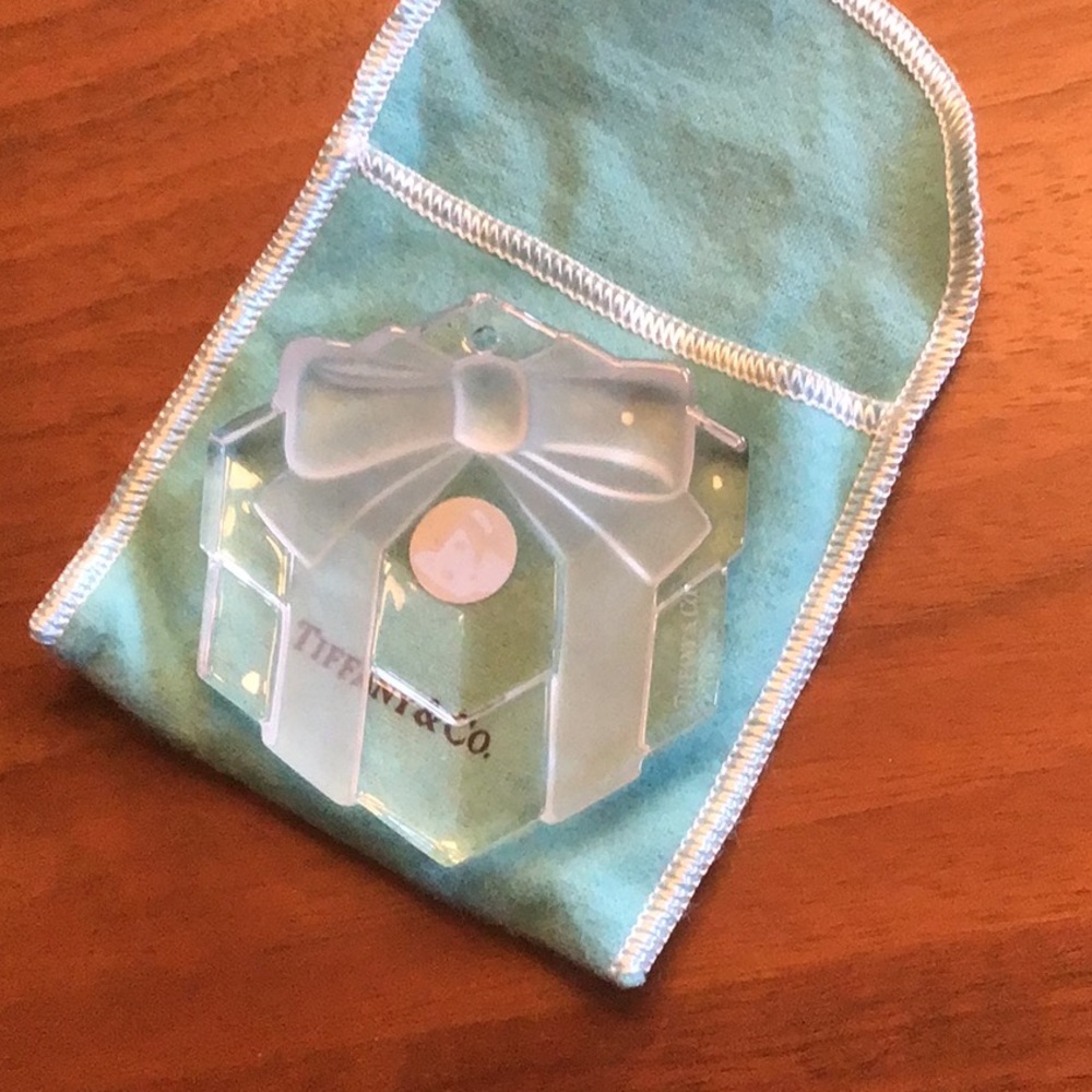 Tiffany & Co. "Tiffany box" vintage glass ornament - Picture 3 of 4